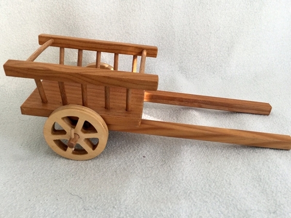 Bild von Wagen aus hellem Holz mit Deichseln für Tier robust gebaut