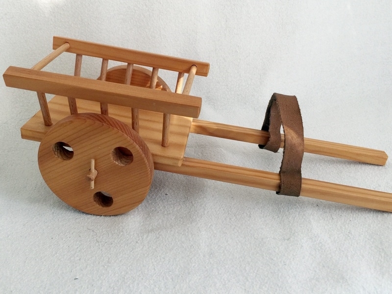 Grosser Wagen aus hellem Holz mit Deichseln für Tier robust gebaut